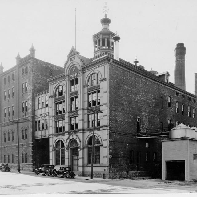 Come experience a brewery tour of over 165 years of brewing history! Tours will be running today and tomorrow! 

Thursday:
Tours 10:30-2:30pm (call 414-931-BEER for exact times)
Tastings 10-4:30pm
Gift Shop 10-5pm

#millerbrewery #itsmillertime #millerbeer #brewerytour #milwaukee #milwaukeehistory