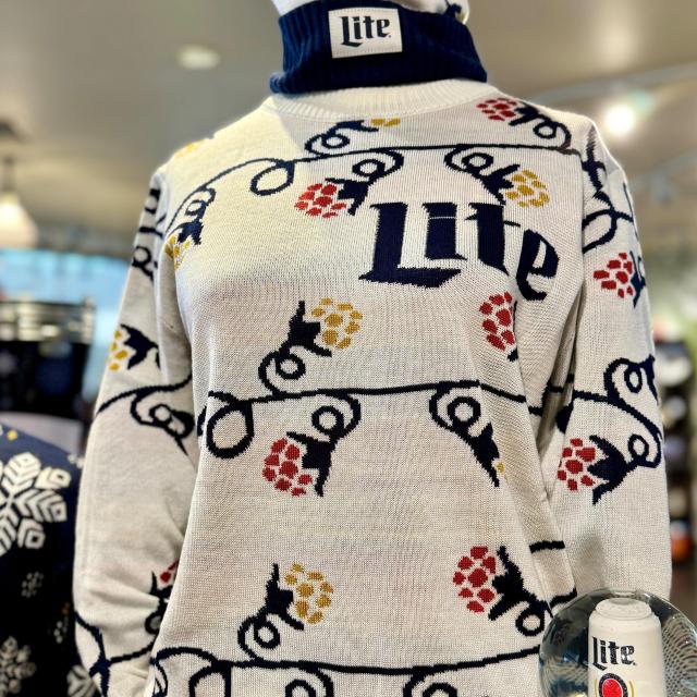 Holiday shopping anyone?? One for them and one for you 😉 The gift shop is open 10-5pm Monday-Friday! 
(Closed next week Thursday & Friday for Thanksgiving)

#millerbrewery #itsmillertime #brewery #millerlite #leinenkugels #milwaukee #beerstagram #holidaygifts